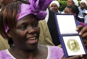 The late Prof Wangari Maathai displays her Nobel Peace Prize